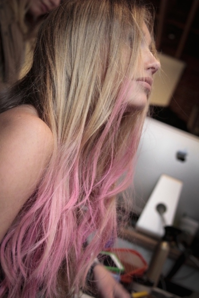 Розовые Волосы Фото Девушек На Русых