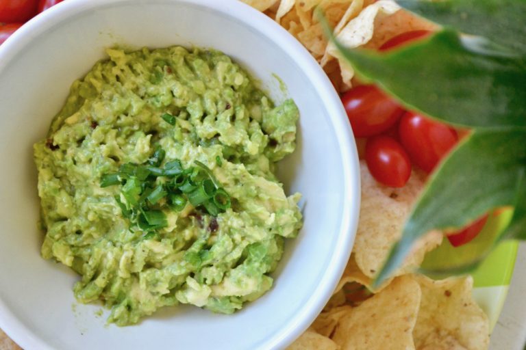 Easy Homemade Guacamole via thehiveblog.com