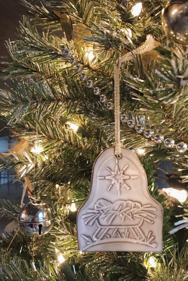 Shifting Christmas Back To Jesus // www.thehiveblog.com