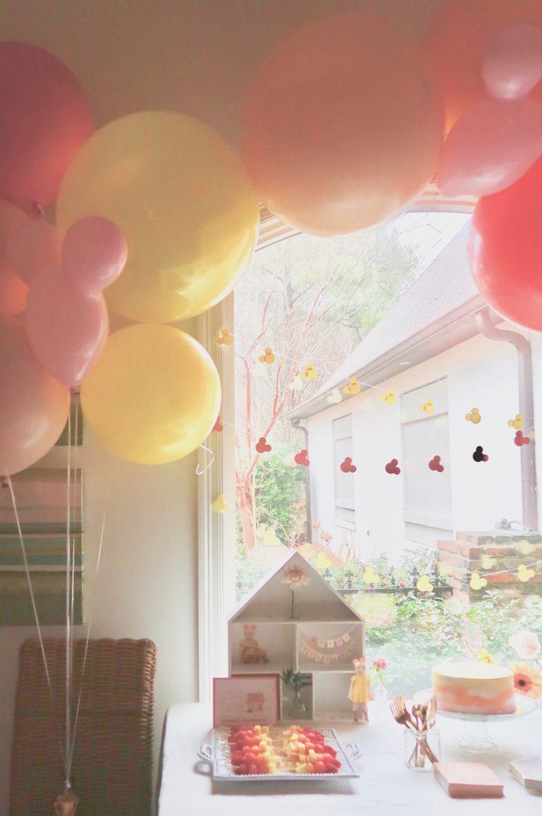 "A Mouse in the House" // a very understated Minnie Mouse party // www.thehiveblog.com #minnieparty #minniemouse #chicminnie