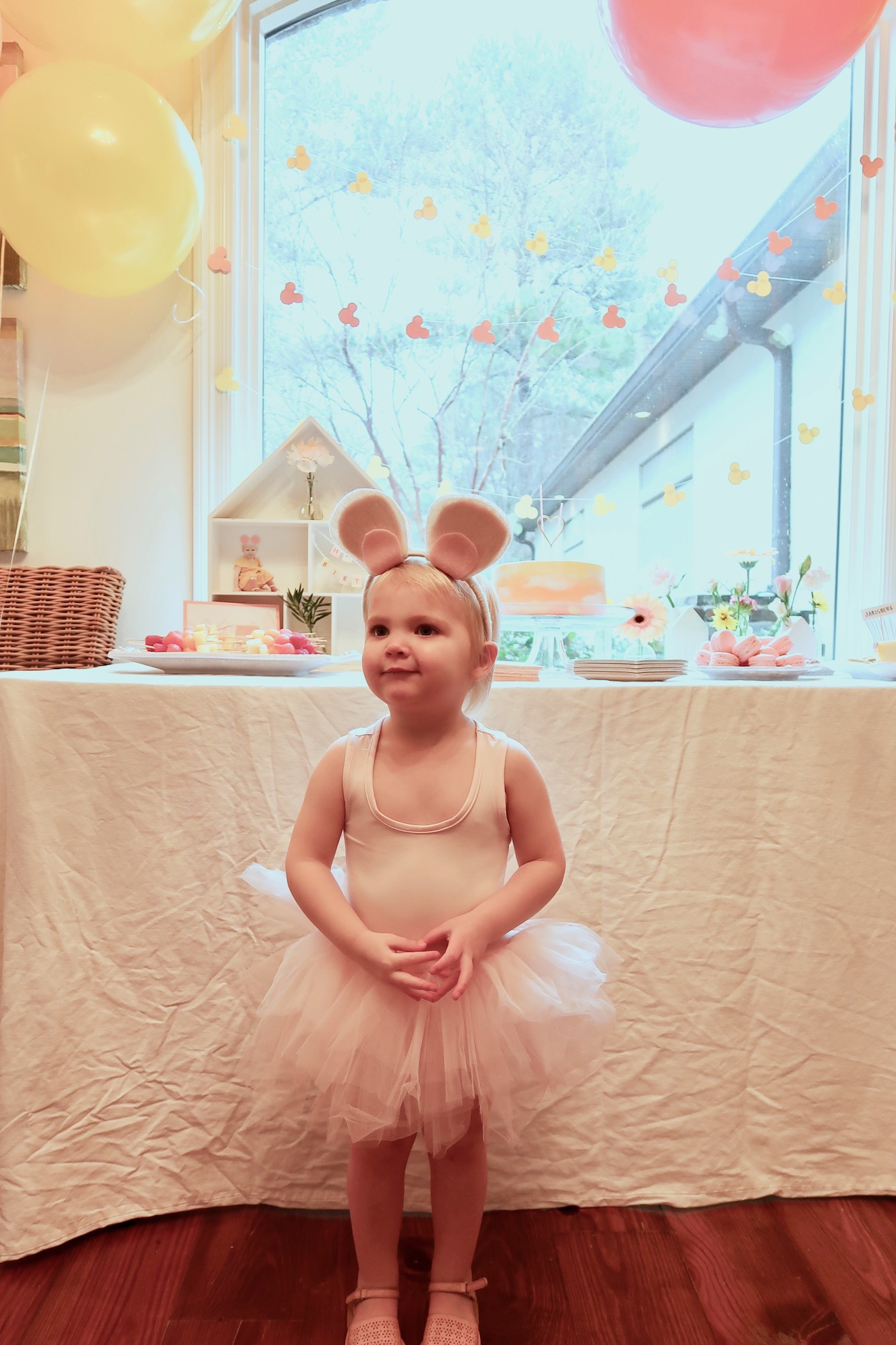 "A Mouse in the House" // a very understated Minnie Mouse party // www.thehiveblog.com #minnieparty #minniemouse #chicminnie