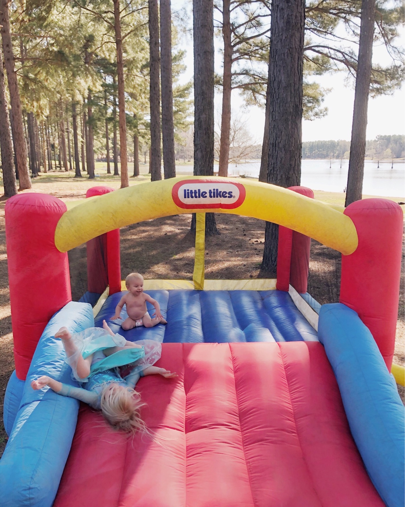 Roundup of bouncy houses that are all $200 or UNDER! // www.thehiveblog.com