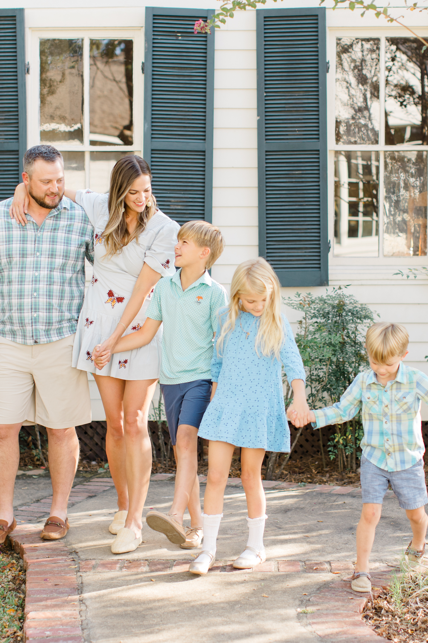 Family Christmas Card Photo Style Ideas // photos by photographer Linsday Ott from Mississippi