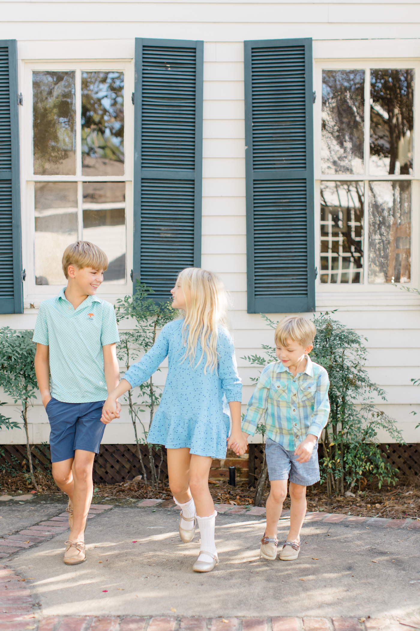Family Christmas Card Photo Style Ideas // photos by photographer Linsday Ott from Mississippi